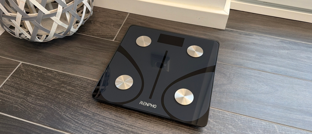 Die Renpho ES-CS20M steht auf einem gefliesten Boden