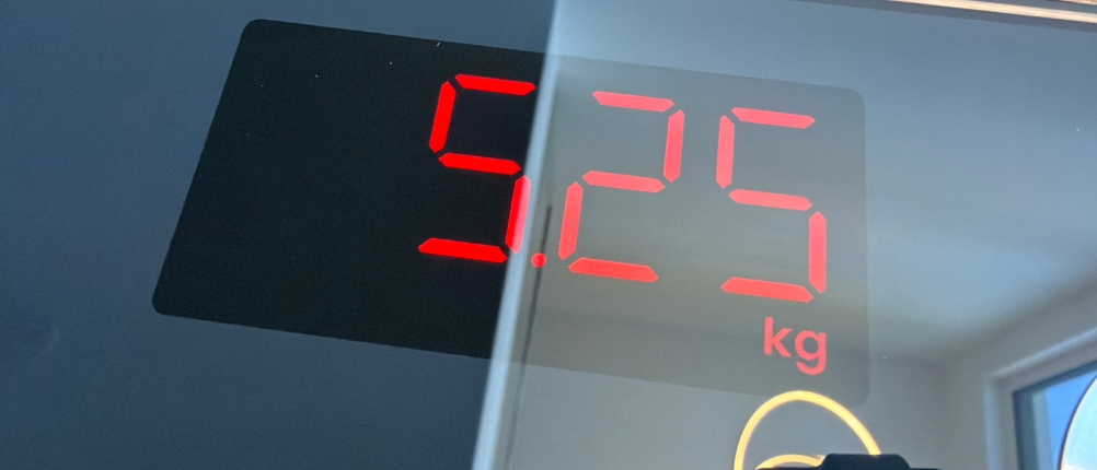 Das Display der Renpho ES-CS20M zeigt 5,25kg an