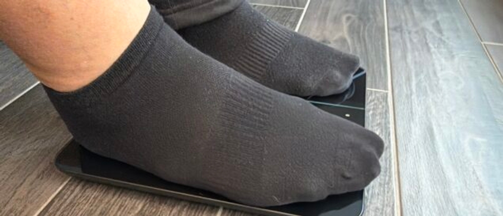 Zwei Füße stehen auf der Renpho ES-CS20M