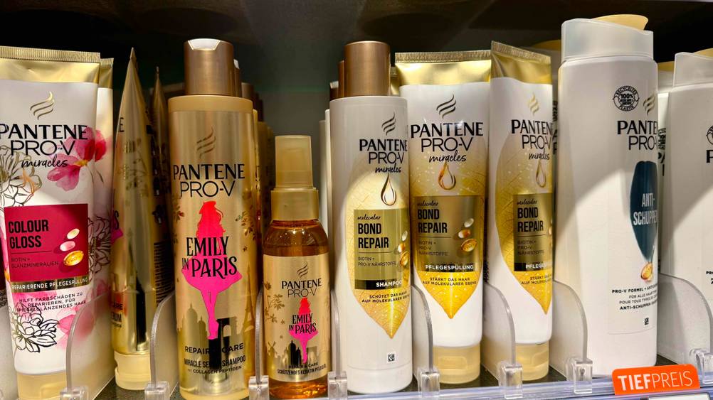 In einem Verkaufsregal stehen mehrere Flaschen des getesteten Repair Shampoos neben anderen Produkten.