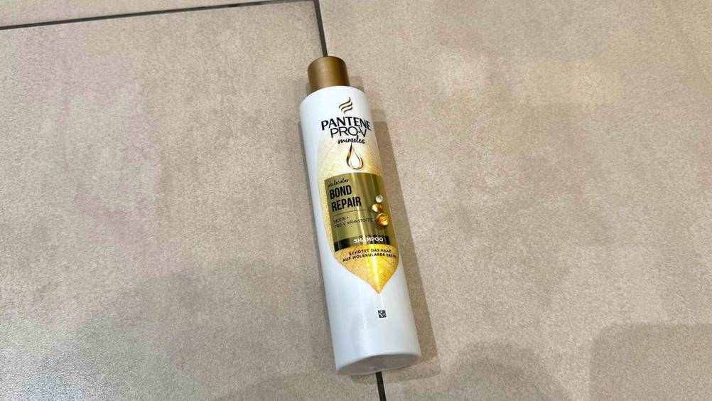 Repair Shampoo im Test: Die Flasche von schräg unten auf einem Boden.
