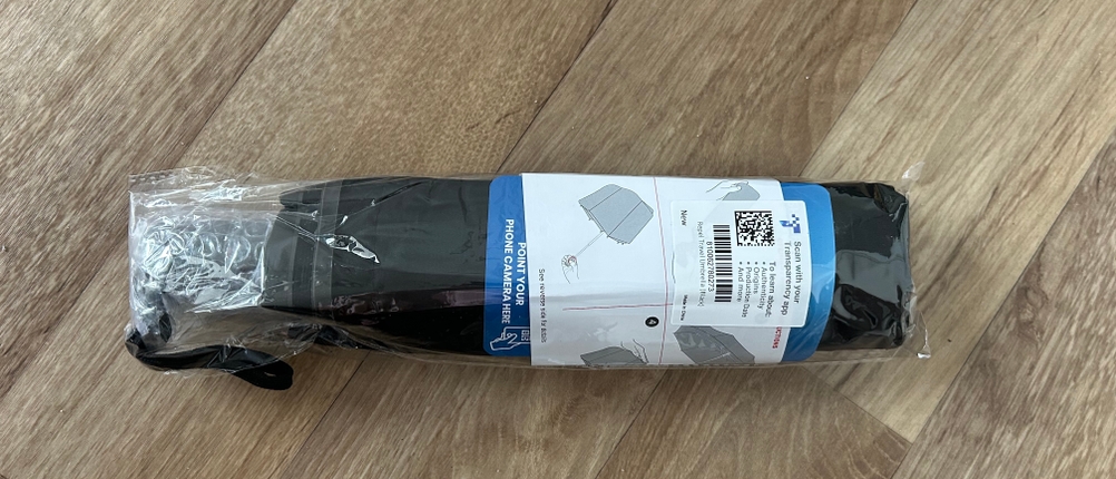 Regenschim im Test: verpackter Regenschirm auf Boden