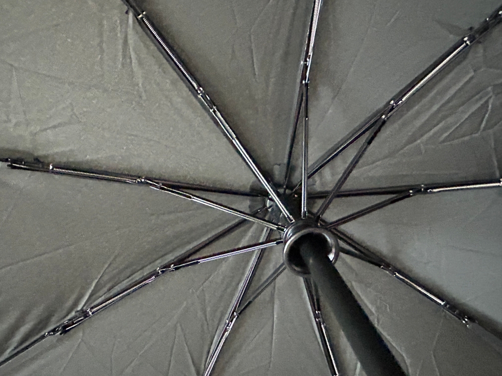 Regenschirm im Test: Gestänge von schwarzem Regenschirm