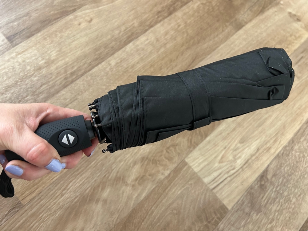 Regenschirm im Test: Schwarzer Regenschirm in Hand