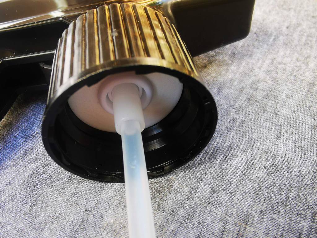 Ameisenspray im Test: Detailansicht der Schlauchverbindung zur Spritzdüse.