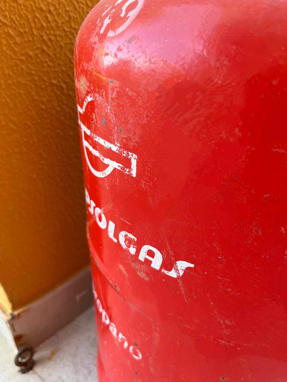 Detailansicht des Materials einer getesteten Propangasflasche.