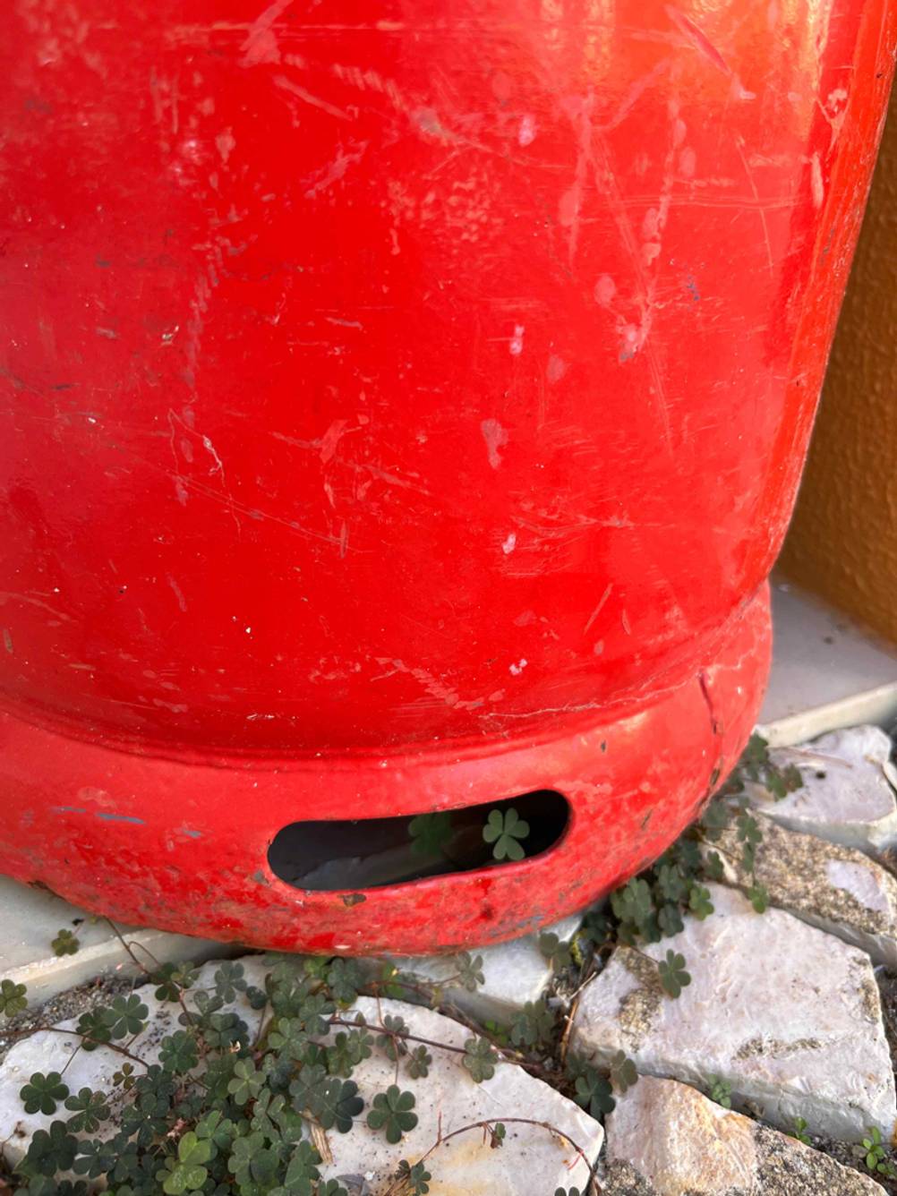 Getestet: Nahansicht des Standfußes einer Propangasflasche.