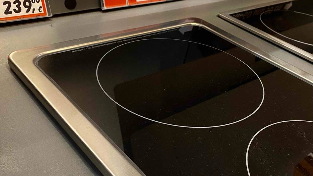 Getestetes Glaskeramik-Kochfeld hat eine silberne Umrandung.
