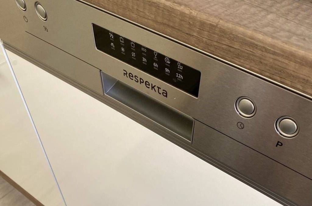 Im Test: Geschirrspüler (45 cm Breite) der Marke Respekta ist in eine weiße Einbauküche integriert.