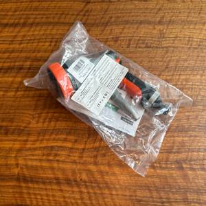 Die Restmo-Gartenbrause liegt in ihrer Verpackung auf einem Tisch