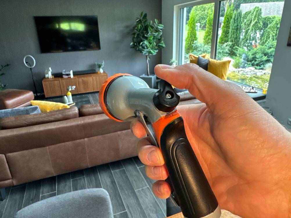 Eine Hand verändert die Stärke des Strahls der Restmo-Gartenbrause