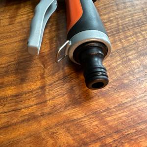 Der Anschluss der Restmo-Gartenbrause in Nahaufnahme