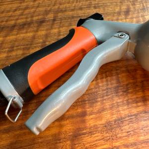 Der Griff der Restmo-Gartenbrause in Nahaufnahme