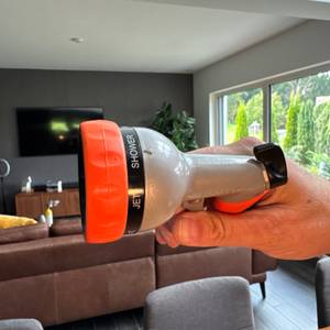 Die Restmo-Gartenbrause ist auf einen Duschstrahl eingestellt