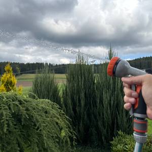 Ein Wasserstrahl kommt aus der Restmo-Gartenbrause