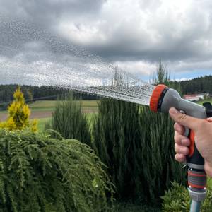 Ein Duschstrahl kommt aus der Restmo-Gartenbrause