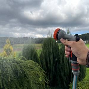 Ein Nebelstrahl kommt aus der Restmo-Gartenbrause