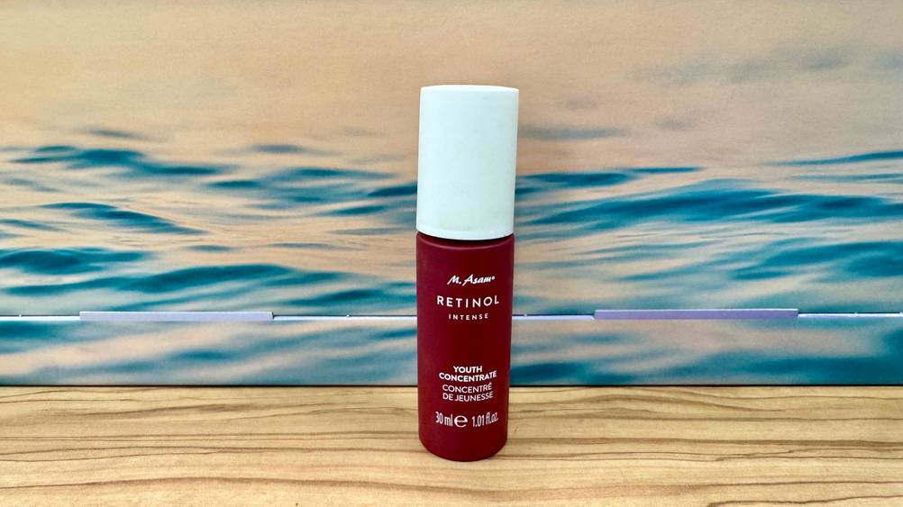 Vor einem Plakat mit Wasser steht das Retinol im Test.