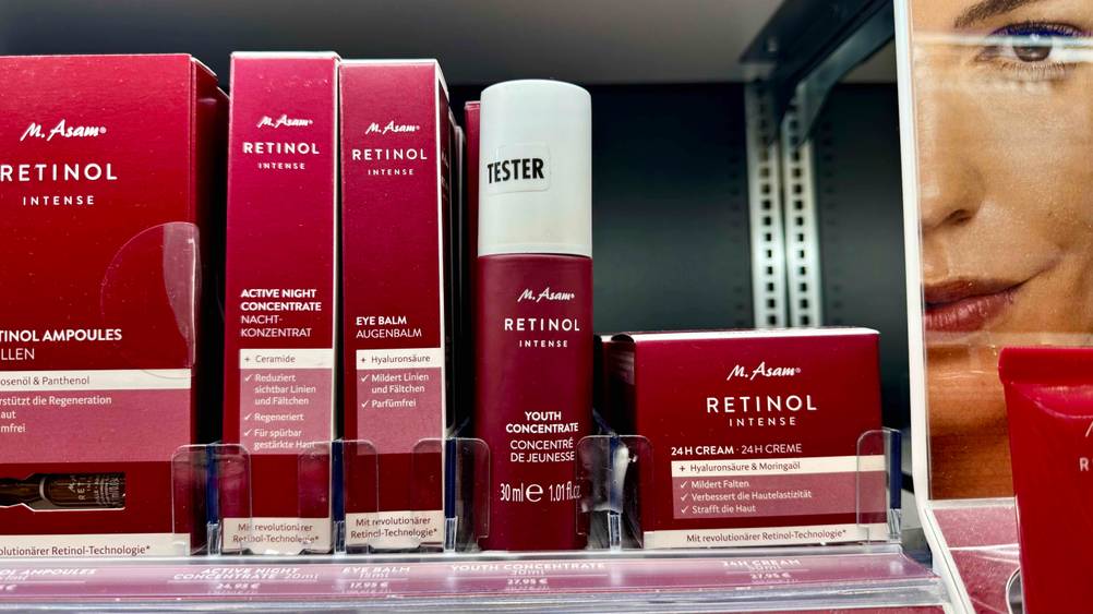 Das getestete Retinol in einem Verkaufsregal neben anderen Produkten.