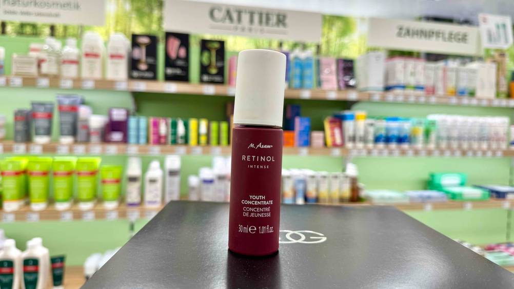 Das getestete Retinol steht auf einer dunklen Fläche in einem Verkaufsladen.