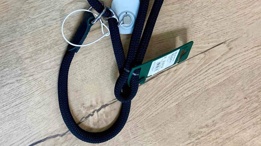 Retrieverleine getestet: Nahaufnahme der Halsschlinge mit Stopper auf einer Holzfläche.