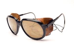 Unter den Retro-Modellen finden sich sowohl Gletscherbrillen für Damen, als auch Gletscherbrillen für Herren. Die Brille von Julbo ist eines der bekanntesten Gletscherbrillen-Modelle.