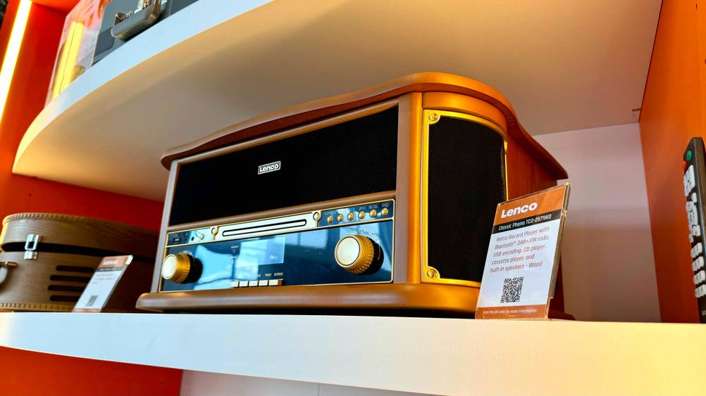 Im Test: Ein Retro-Radio in einem Verkaufsregal von schräg seilich.