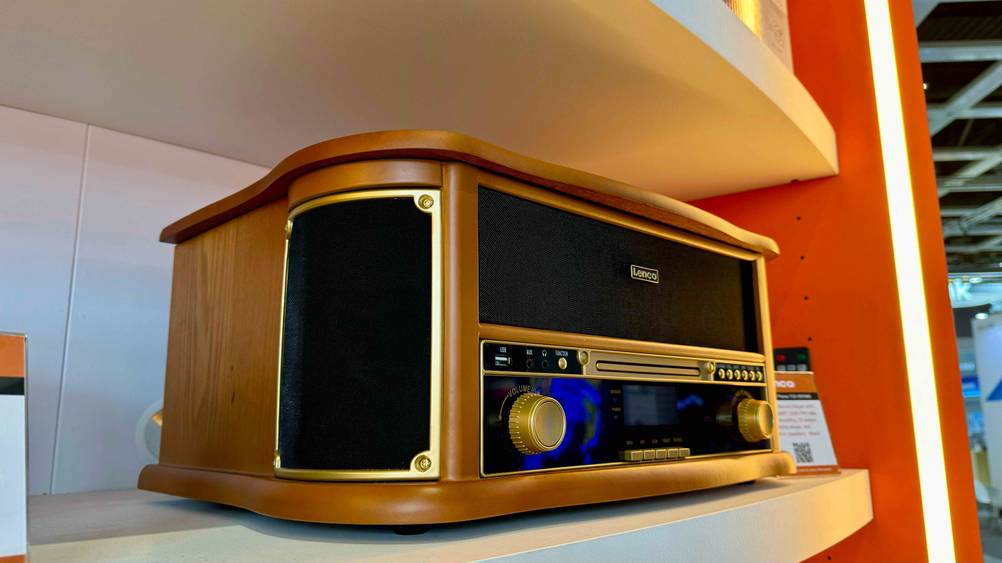 Getestet: Ein Retro-Radio von schräg seitlich in einem Verkaufsregal.