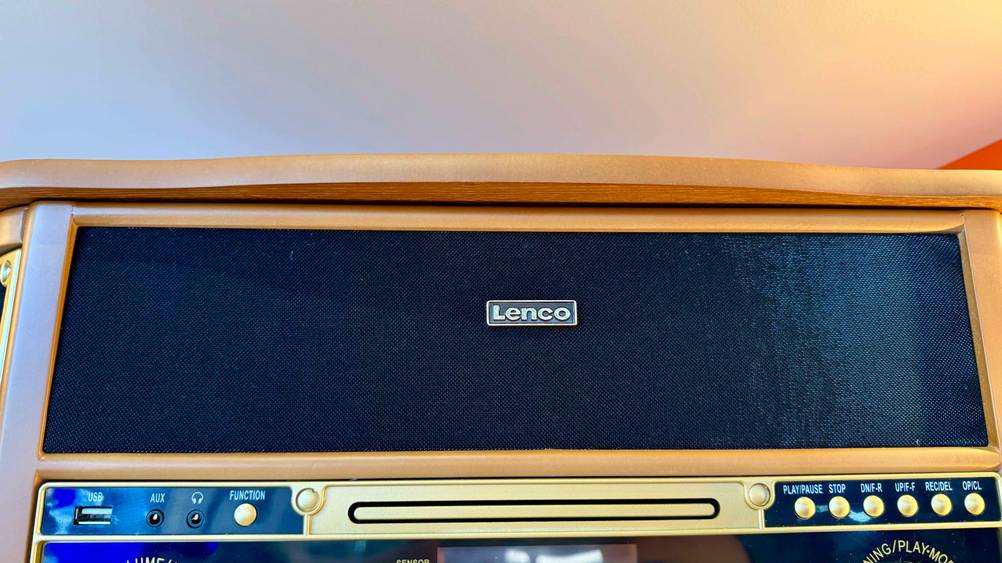 Retro-Radio-Test: Nahaufnahme des Lautsprechers mit Logo.