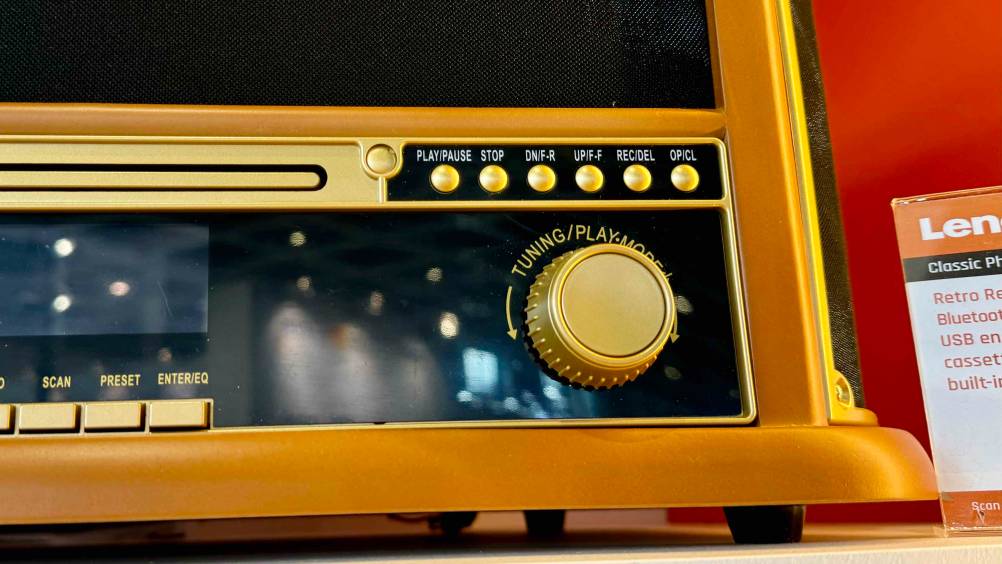 Retro-Radio getestet: Nahaufnahme der Bedienelemente auf der rechten Seite des Geätes.
