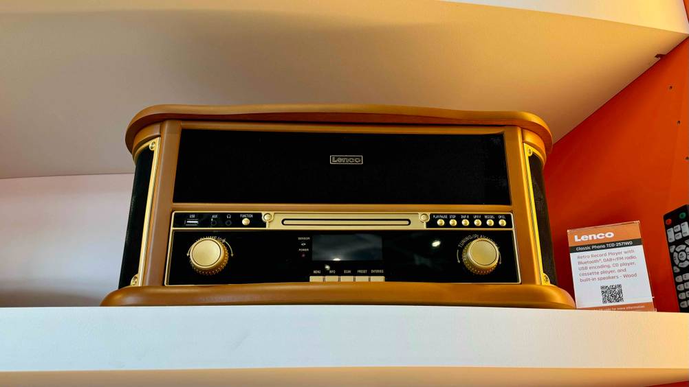 Ein Retro-Radio im Test in einem Verkaufsregal von schräg unten.