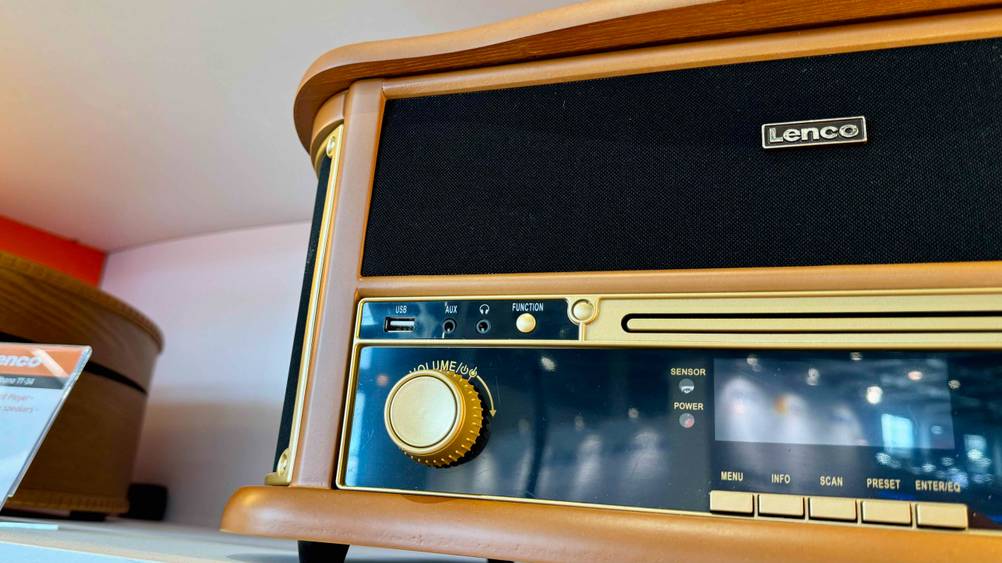 Nahaufnahme der linken Seite des getesteten Retro-Radios mit Bedienelementen.