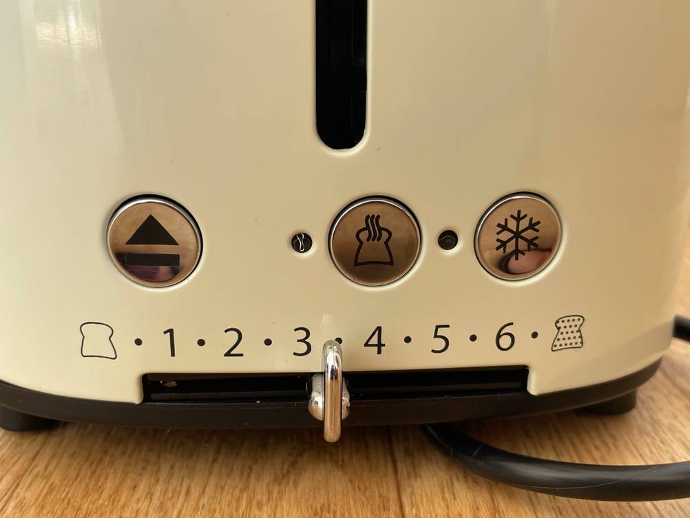 Nahaufnahme der Bedienelemente unten an einem Retro-Toaster im Test.