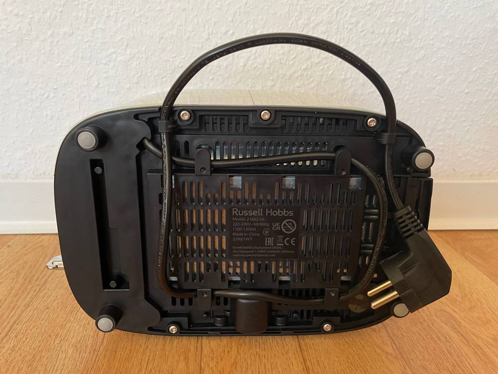 Rückseite von einem getesteten Retro-Toaster mit Kabelaufwicklung. 
