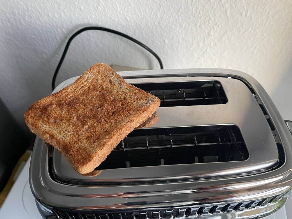 Eine Toastscheibe liegt auf einem getesteten Retro-Toaster.