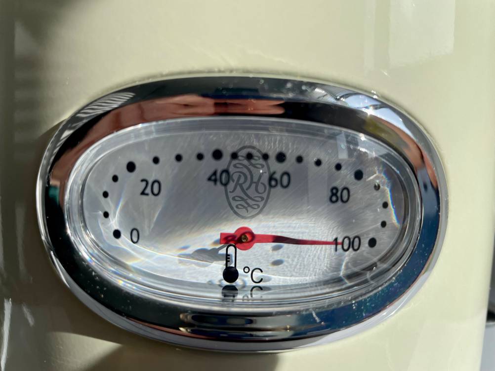 Anzeige eines Russell Hobbs Retrowasserkochers