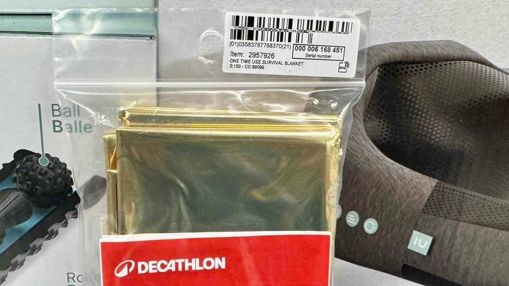 Rettungsdecke im Test: Nahaufnahme der goldenen Decke in der transparenten Verpackung mit Logo.
