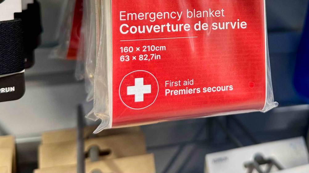 Rettungsdecke getestet: Nahaufnahme der Verpackung mit Informationen.
