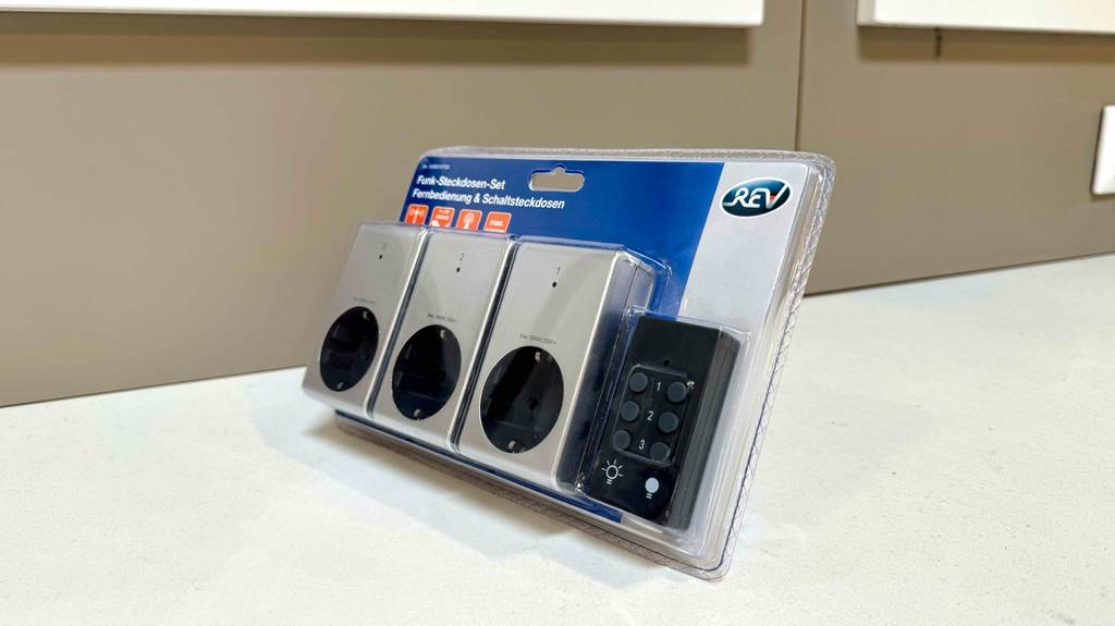 Im Test: Blick auf die Fernbedienung eines verpackten Sets mit Funksteckdosen.