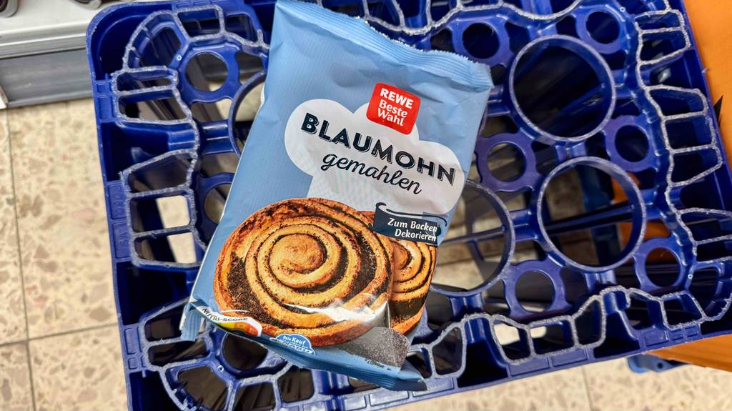 Gemahlener Blaumohn im Test liegt in einer Tüte auf einem Getränkekasten.