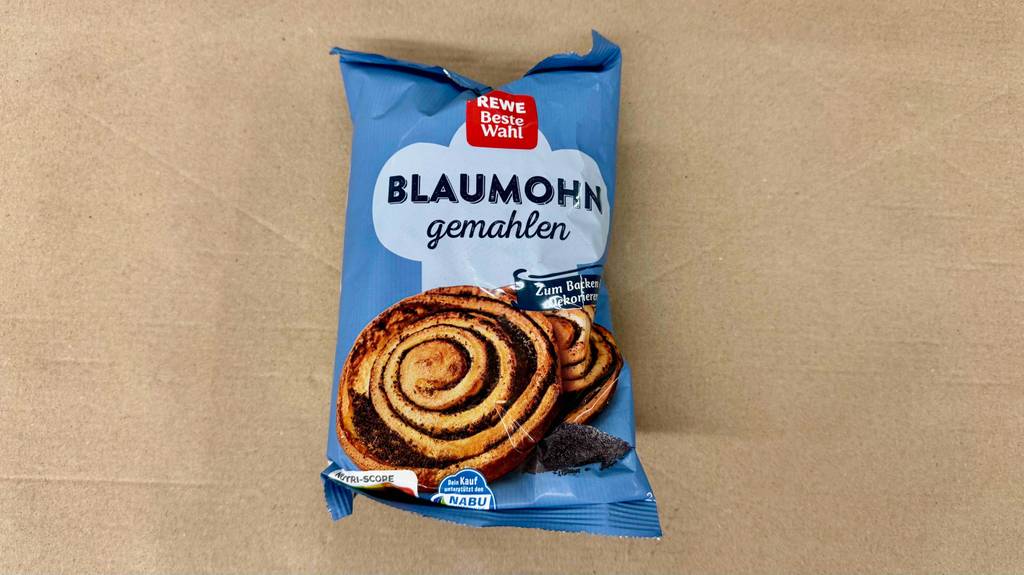 Gemahlener, getesteter Blaumohn liegt in der Tüte auf einem Karton.