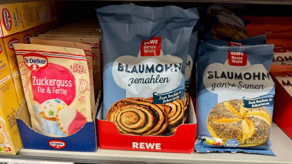 In einem Einkaufsregal steht gemahlener Blaumohn im Test in der Tüte neben weiteren Produkten.
