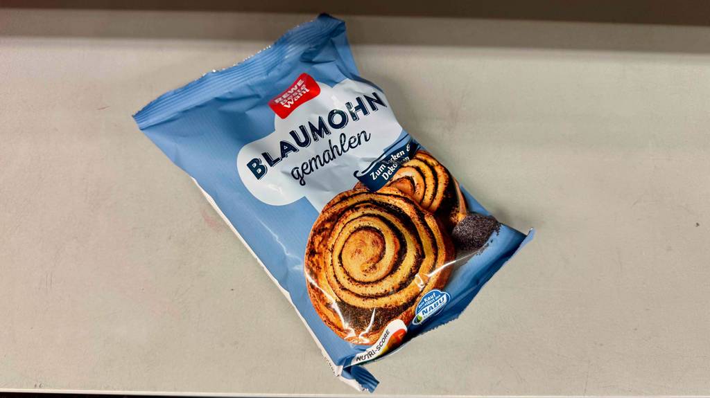 Getestet: Blaumohn, gemahlen, liegt in der Tüte auf einer beigefarbenen Oberfläche.