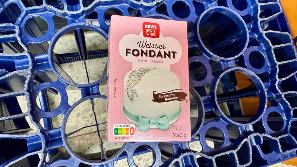 Eine Packung Fondant liegt zum testen auf einer umgedrehten Getränkekiste.