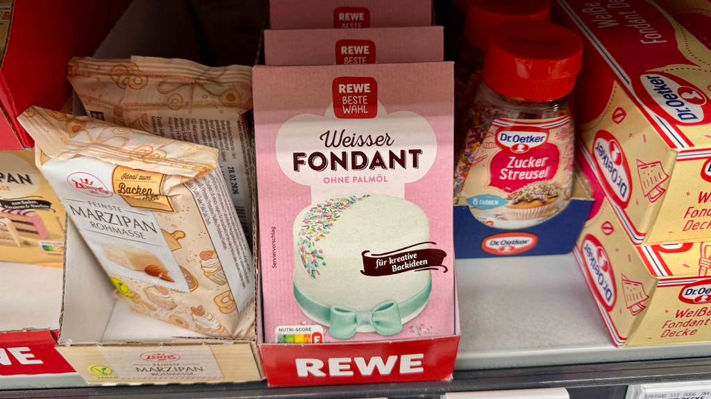 Fondant im Test: Mehrere Packungen stehen hintereinander zwischen anderen Produkten in einem Regal.