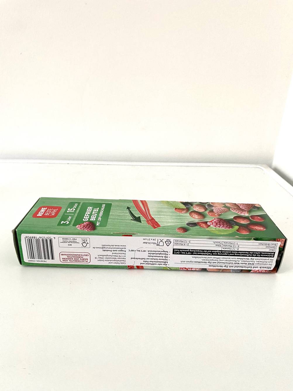 Seitenansicht einer Packung getesteter Gefrierbeutel auf einer hellen Oberfläche.