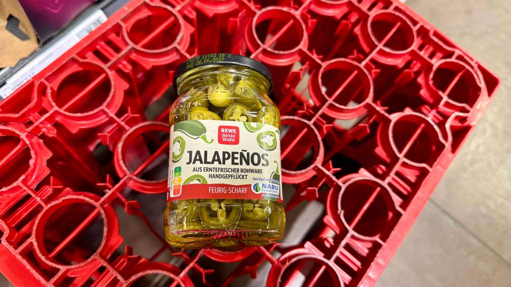 Ein Jalapenos-Glas liegt zum testen auf einer umgedrehten Getränkekiste.