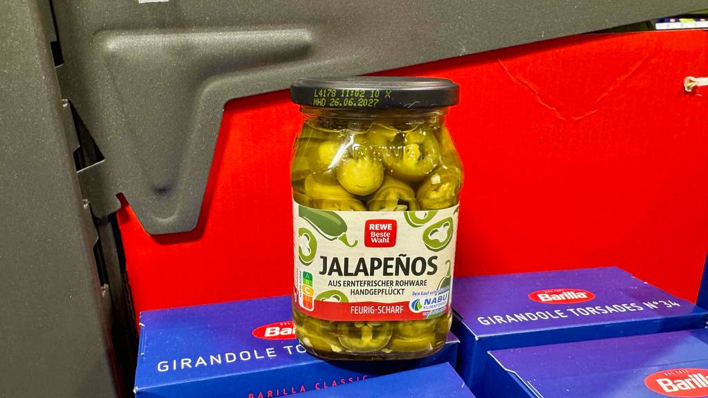 Im Test: Ein Glas Jalapenos steht auf mehreren Nudelpackungen.