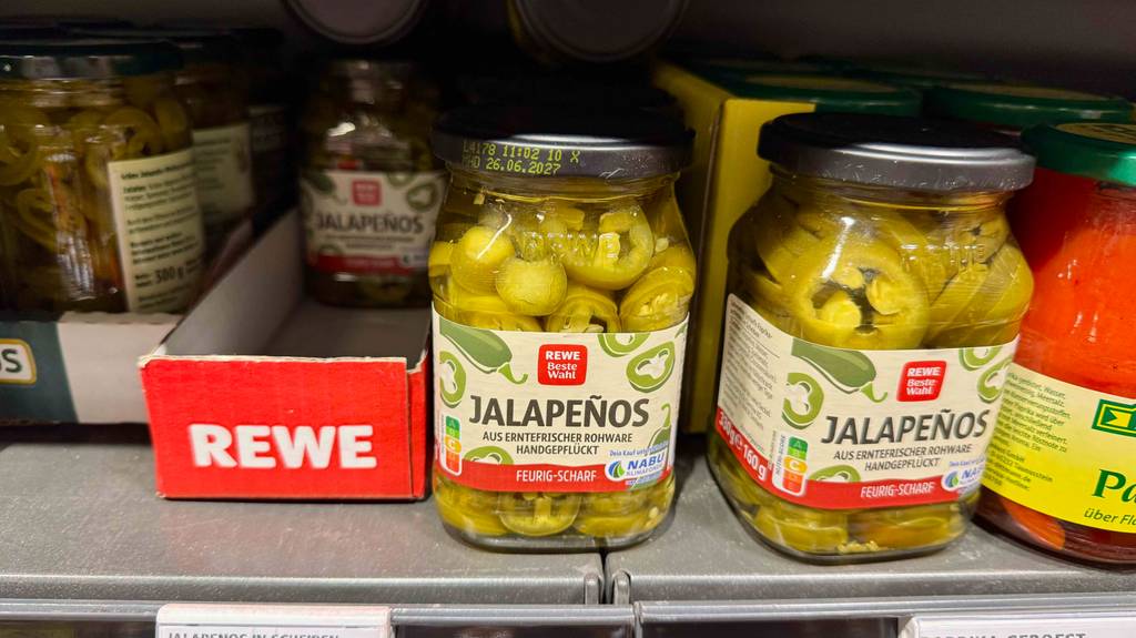 Jalapenos im Test: Mehrere Gläser stehen in einem Regal.