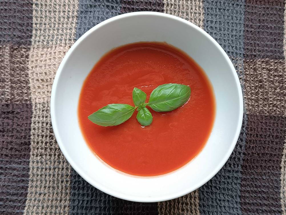 Passierte Tomaten im Test in einer weißen Schale mit Basilikum.